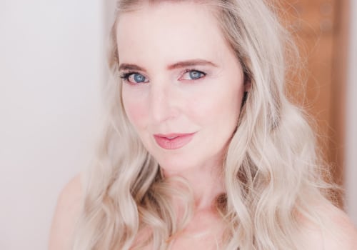 How to Maintain a Youthful Appearance: Fashion and Beauty Tips for Women 40+